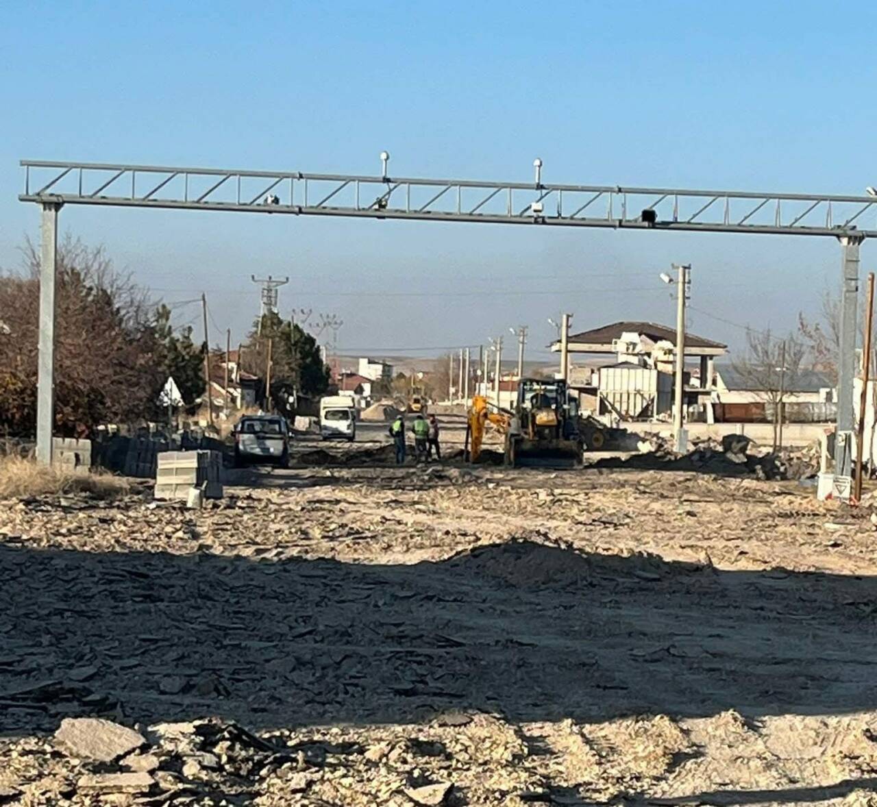 Gülağaç–Güzelyurt yolunda doğalgaz hattının 1.5 kilometrelik bölümü tamamlandı. Elektrik hatlarının