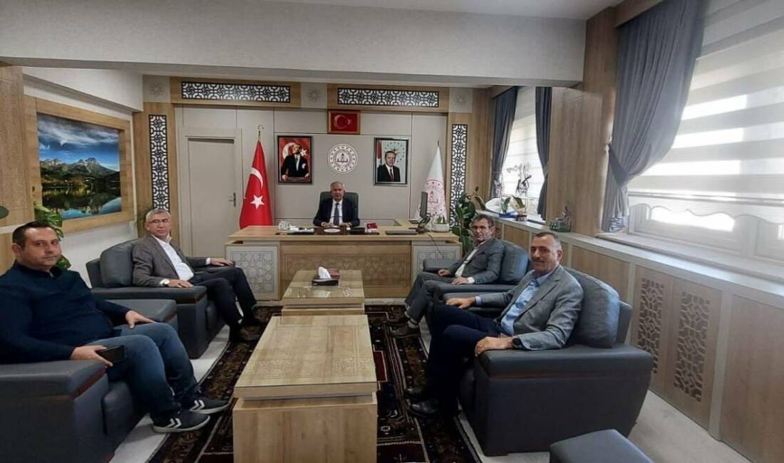 Koop-İş Sendikası Konya Şube Başkanı Ramazan Yiğit, yönetim kurulu üyeleriyle
