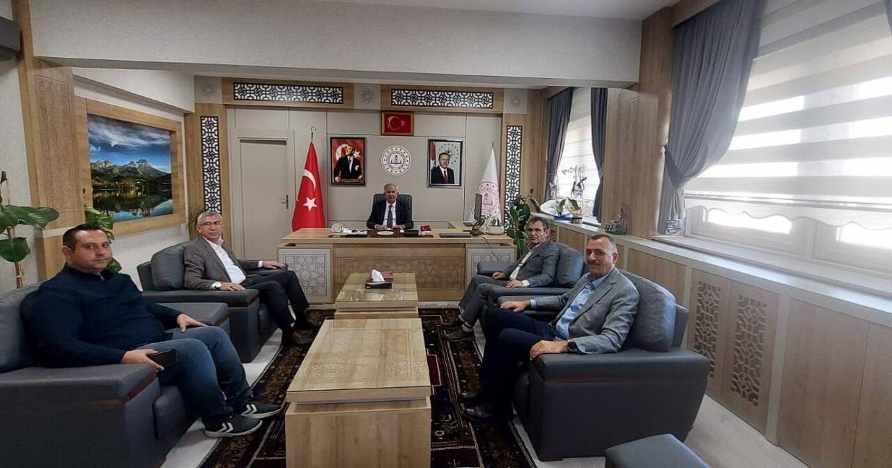 Koop-İş Sendikası Konya Şube Başkanı Ramazan Yiğit, yönetim kurulu üyeleriyle