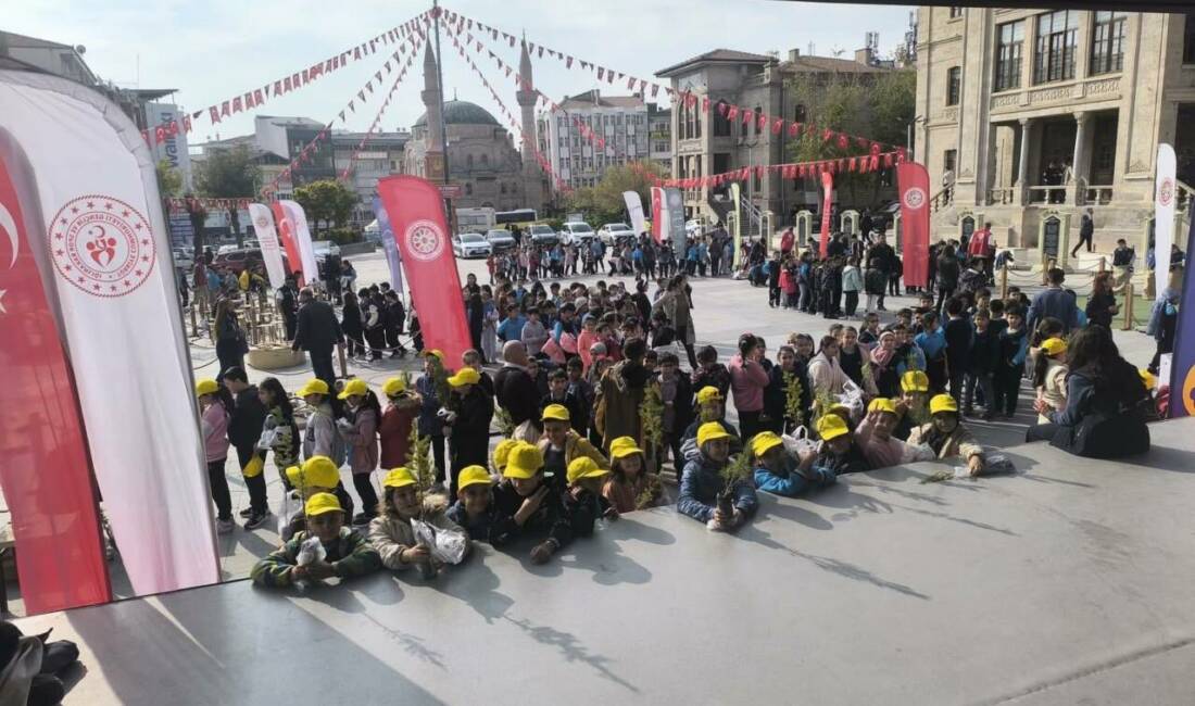 Binlerce öğrencinin katıldığı şenlikte, çocuklar hem doyasıya eğlendi hem de