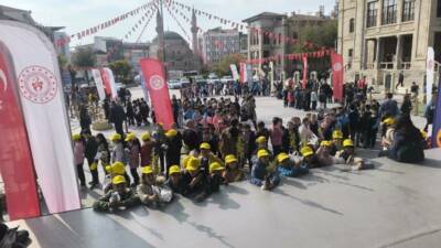 Binlerce öğrencinin katıldığı şenlikte, çocuklar hem doyasıya eğlendi hem de