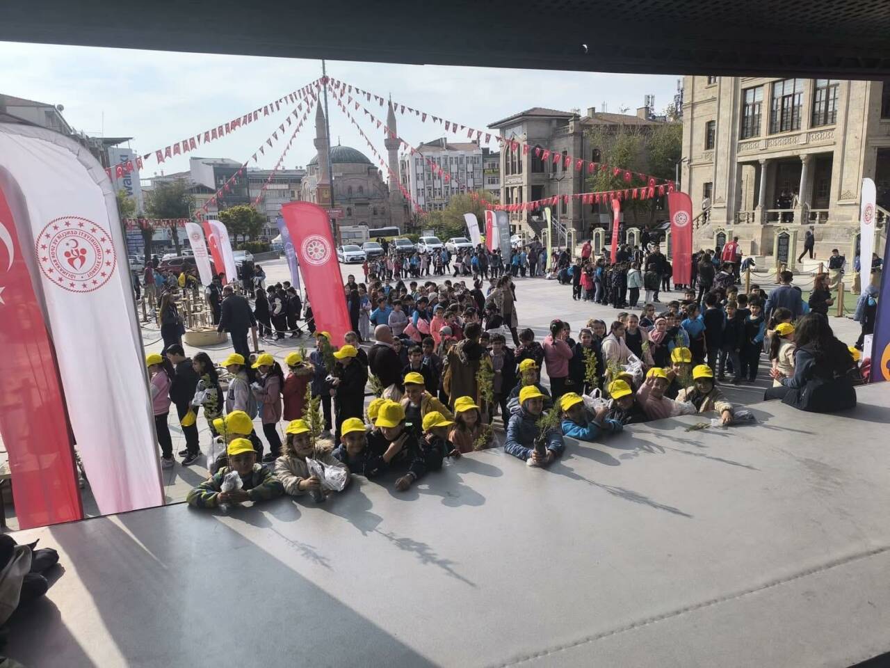 Binlerce öğrencinin katıldığı şenlikte, çocuklar hem doyasıya eğlendi hem de
