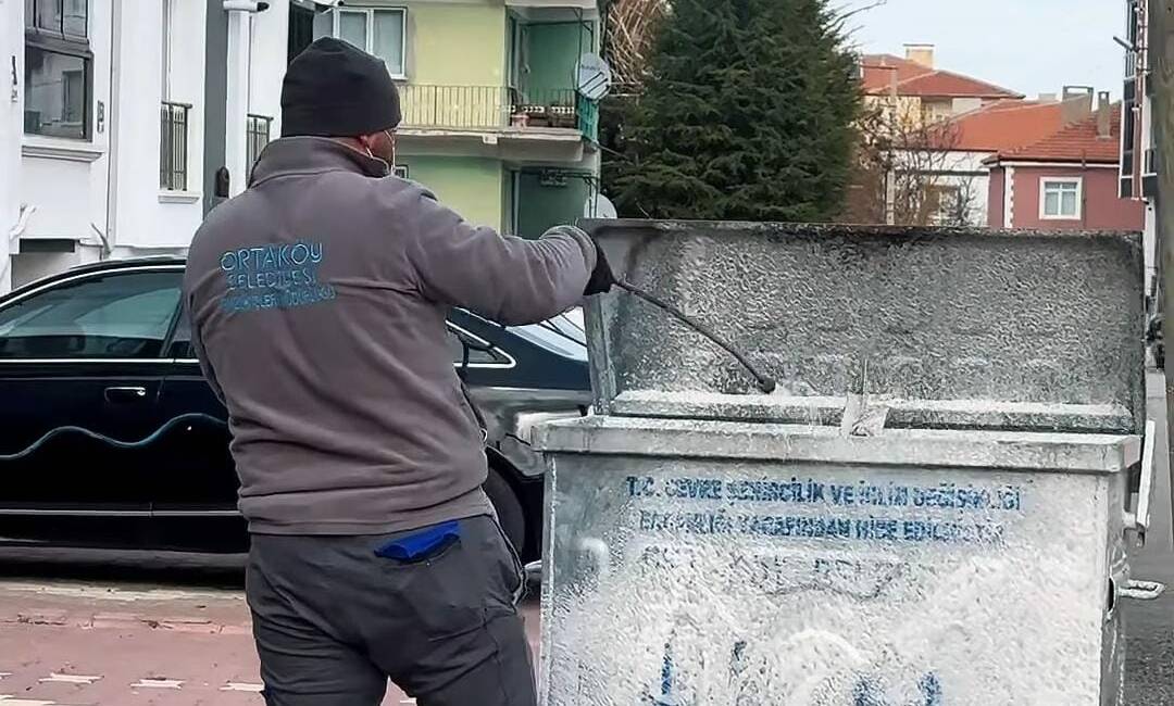 Ortaköy Belediyesi ilçe genelinde çöp konteynerlerini tek tek yıkayıp dezenfekte