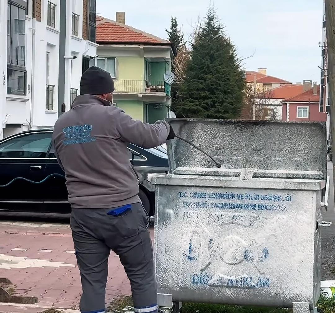 Ortaköy Belediyesi ilçe genelinde çöp konteynerlerini tek tek yıkayıp dezenfekte