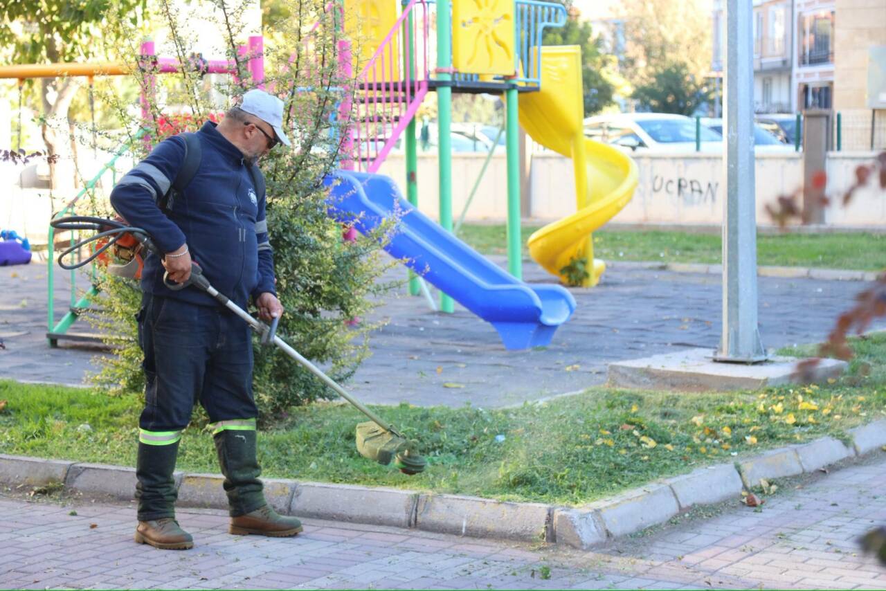 Aksaray Belediyesi, kent genelinde yürüttüğü çevre düzenleme ve bakım çalışmaları