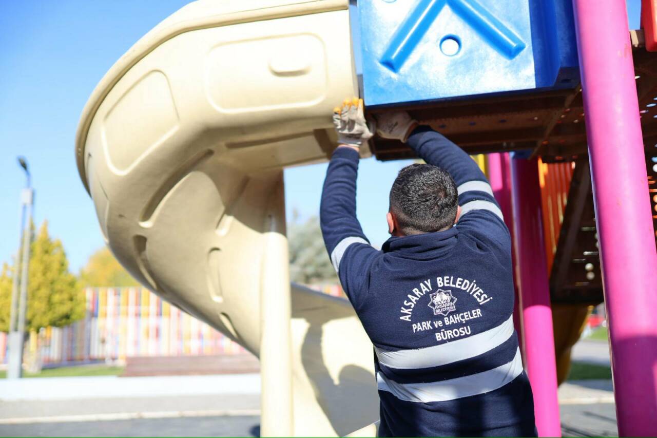 Aksaray Belediyesi, oyun grupları ve kamelyalarda bakım ve güçlendirme çalışmalarıyla