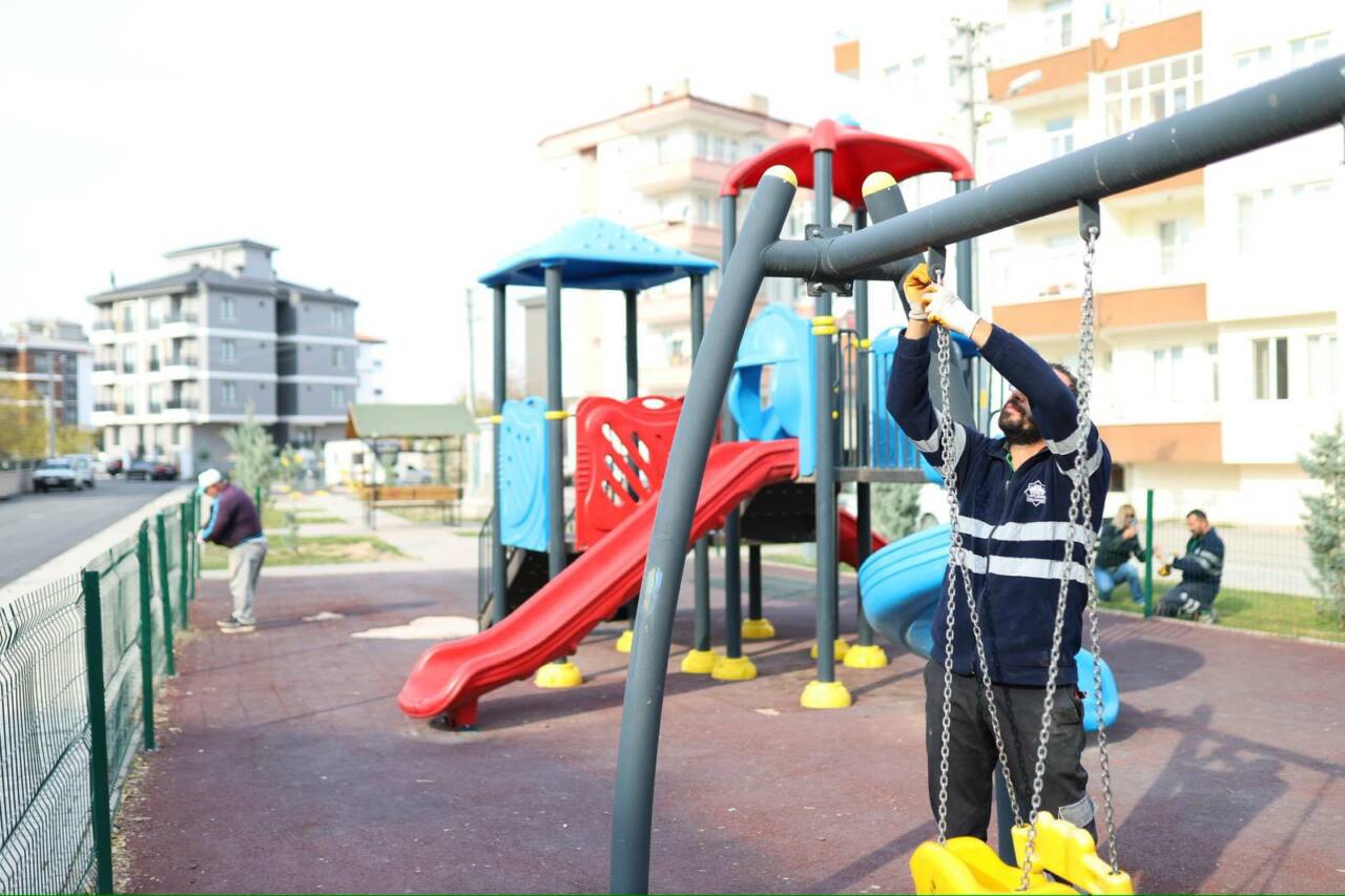 Aksaray Belediyesi, şehir genelindeki parkların bakım ve onarım çalışmalarını sürdürüyor.