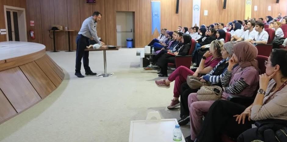 Aksaray Eğitim ve Araştırma Hastanesi’nde düzenlenen pediatrik yaşam desteği eğitiminde,