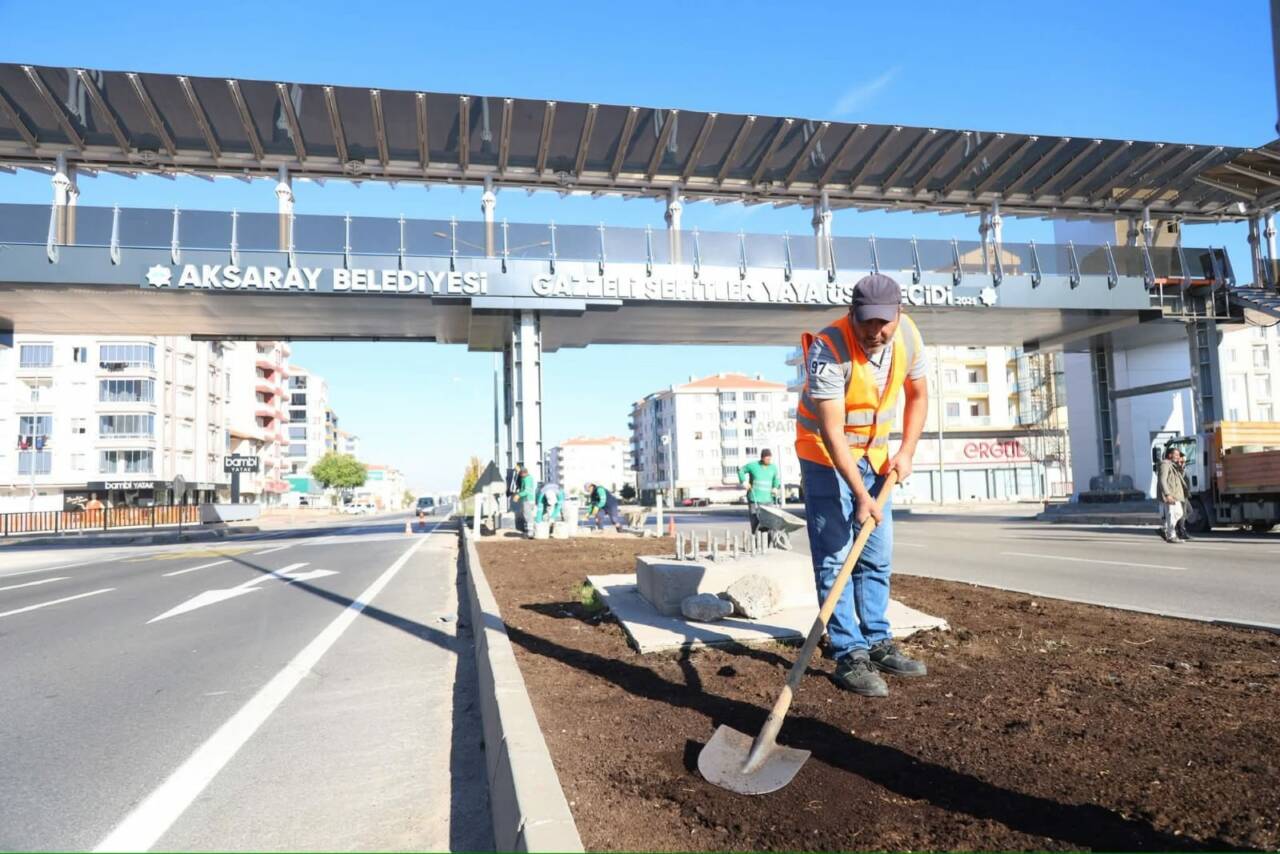 Aksaray Belediyesi, şehir giriş ve çıkışlarını kapsayan E-90 Karayolu’nda çim