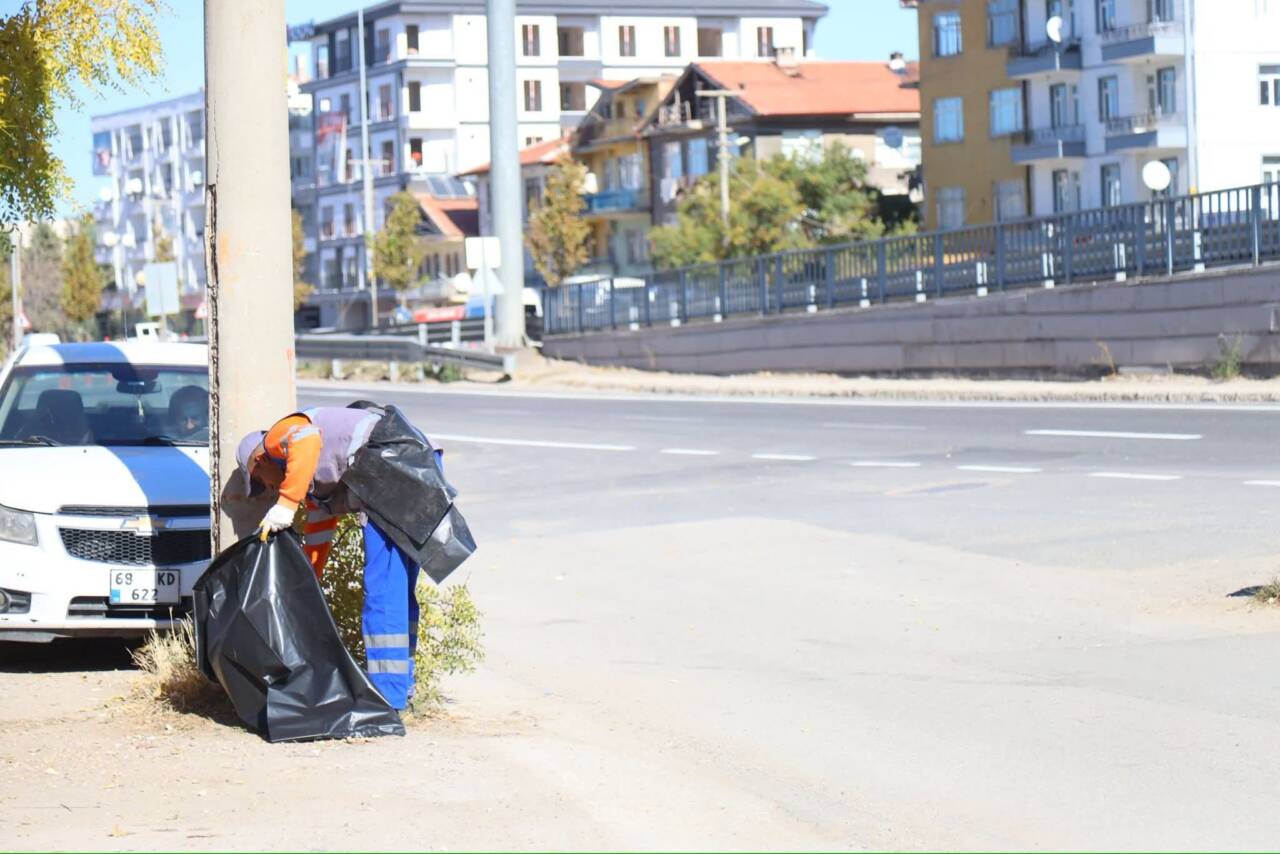 Aksaray Belediyesi, şehir genelinde yürüttüğü çevre düzenleme ve temizlik çalışmalarını