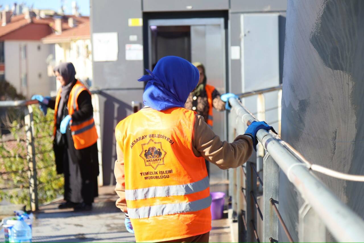 Belediye ekipleri, vatandaşların güvenli ve hijyenik kullanımını sağlamak için üst