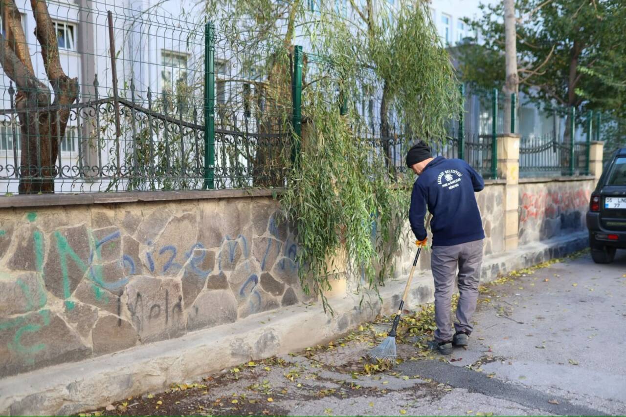 Aksaray’da çevre düzeni çalışmaları kapsamında Büyük Bölcek Mahallesinde kapsamlı temizlik