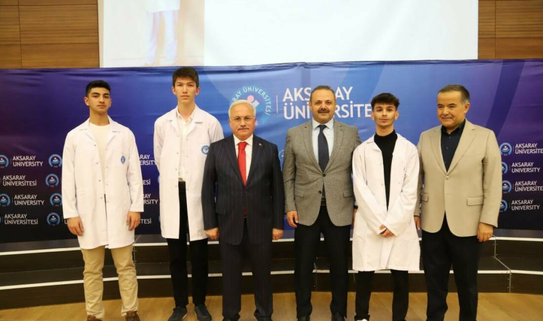 Aksaray Üniversitesi (ASÜ) Diş Hekimliği Fakültesi birinci sınıf öğrencileri Beyaz