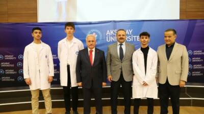 Aksaray Üniversitesi (ASÜ) Diş Hekimliği Fakültesi birinci sınıf öğrencileri Beyaz