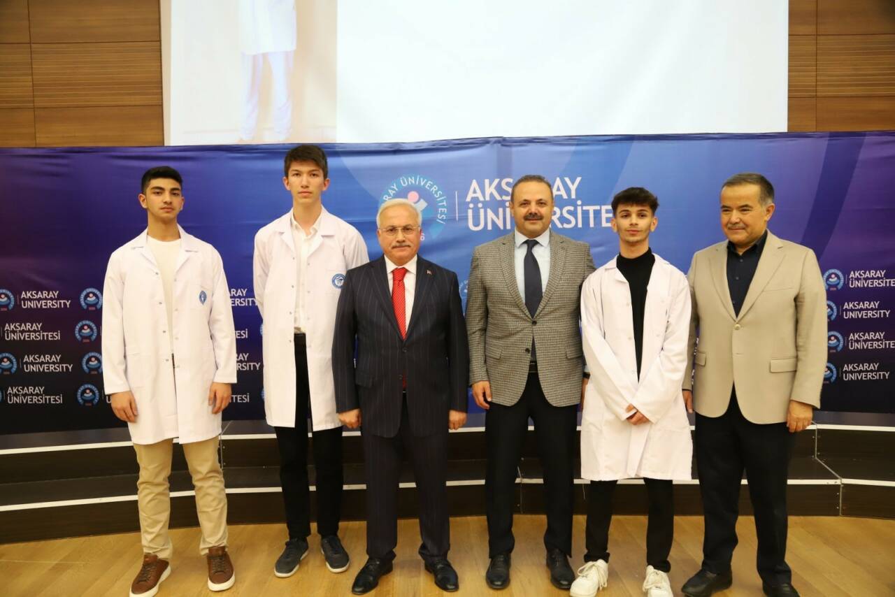 Aksaray Üniversitesi (ASÜ) Diş Hekimliği Fakültesi birinci sınıf öğrencileri Beyaz
