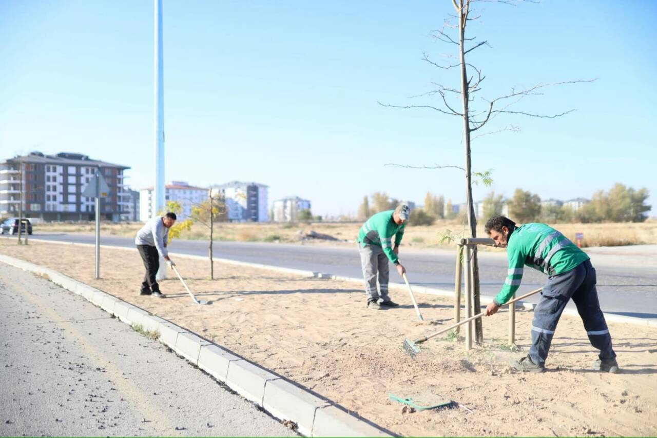 Aksaray Belediyesi, Tacin Mahallesi’nde çim ekimi ve peyzaj çalışmalarını hızlandırarak