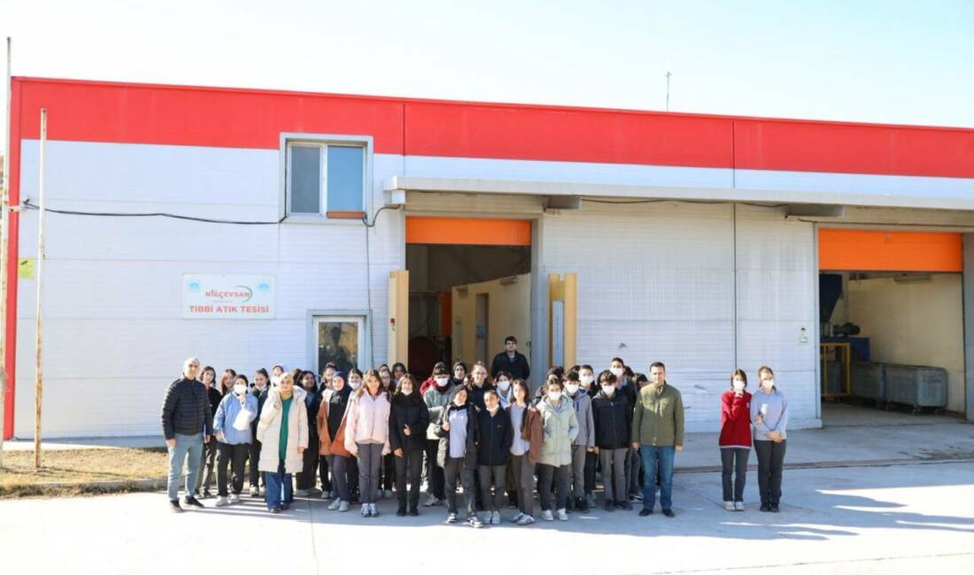 Sağlık alanında eğitim gören Sağlık Meslek Lisesi öğrencileri, mesleki bilgi