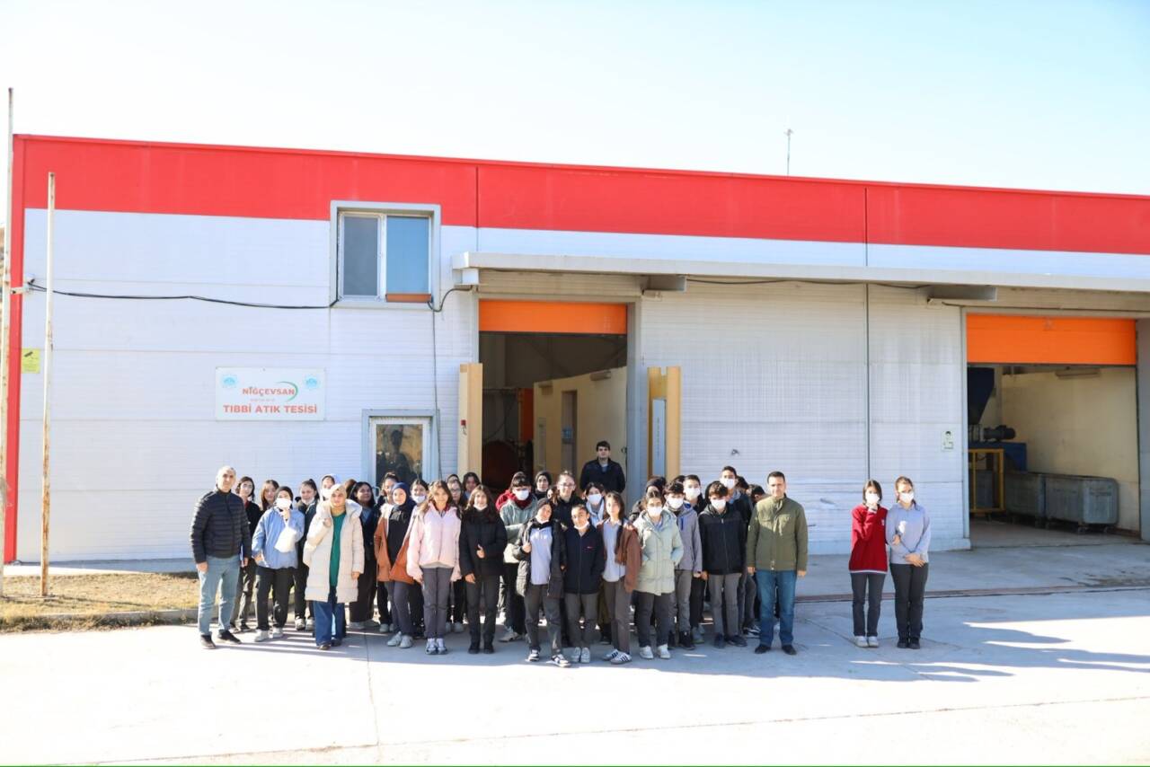 Sağlık alanında eğitim gören Sağlık Meslek Lisesi öğrencileri, mesleki bilgi