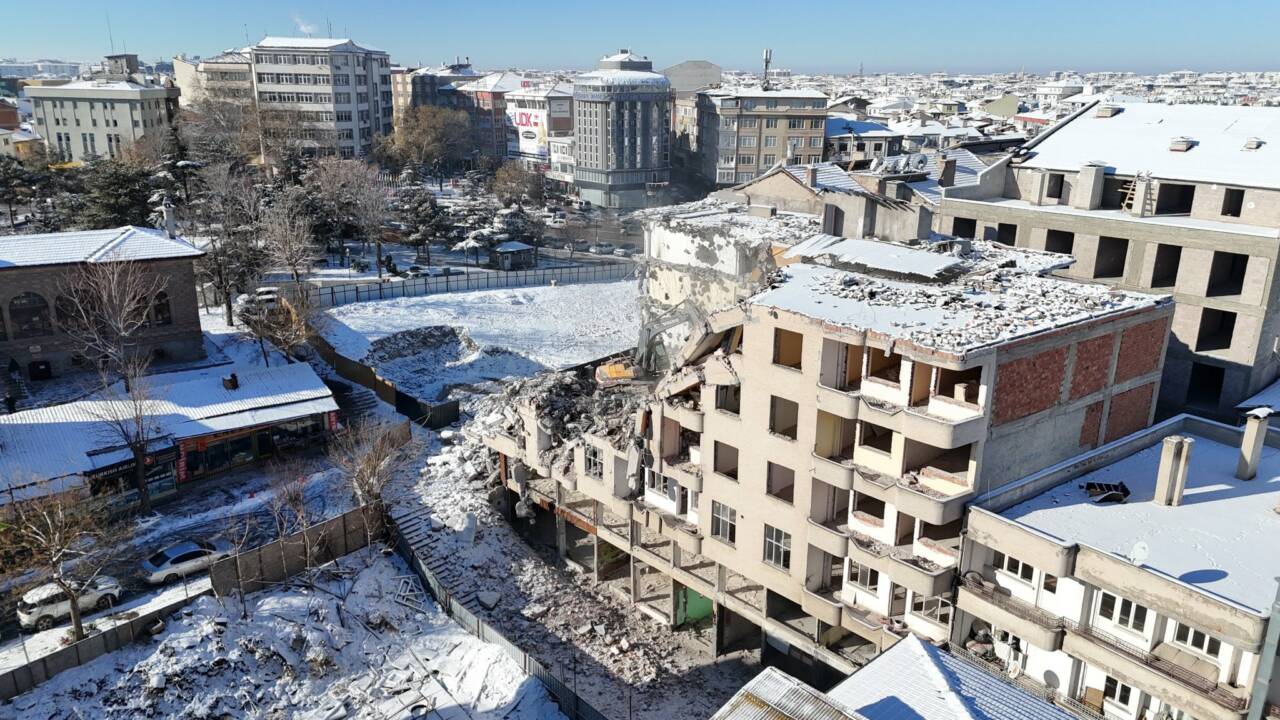 Aksaray Belediyesi, kentsel dönüşüm çalışmaları kapsamında risk teşkil eden yapıların