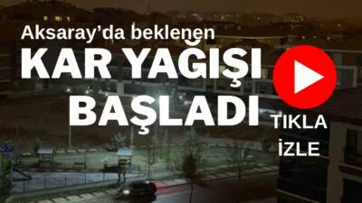 Aksaray merkezde beklenen kar yağışı akşam saatlerinde başladı; vatandaşlar çocuklarıyla