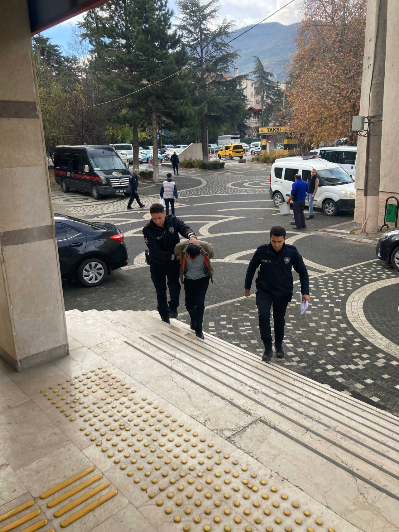 Konya'nın Akşehir ilçesinde yaşanan olayda motosiklet çaldığı iddiasıyla gözaltına alınan