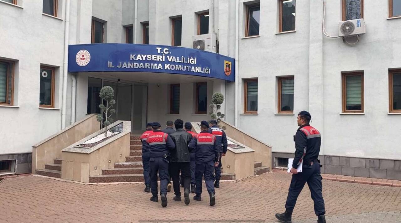 Kayseri'de İl Jandarma Komutanlığı  ekipleri tarafından terör örgütü DEAŞ'a yönelik