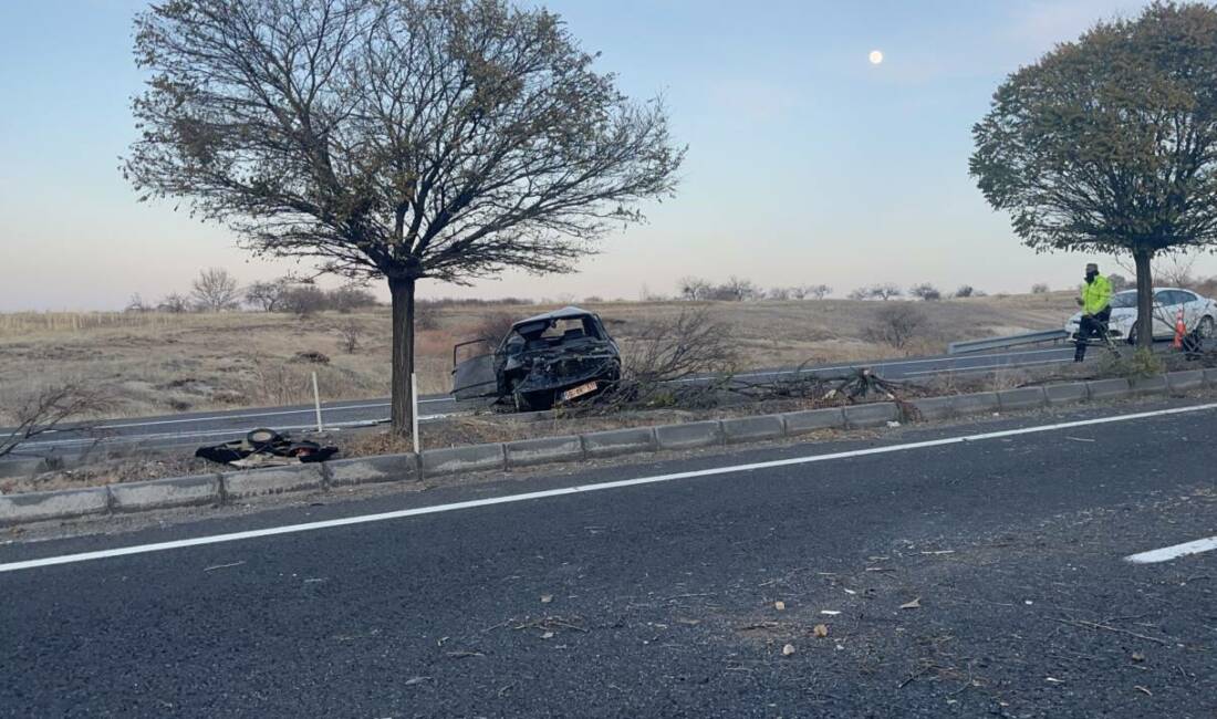 Nevşehir'de yaşanan olayda otomobil refüje çatı. Kazada otomobilin sürücüsü ağır