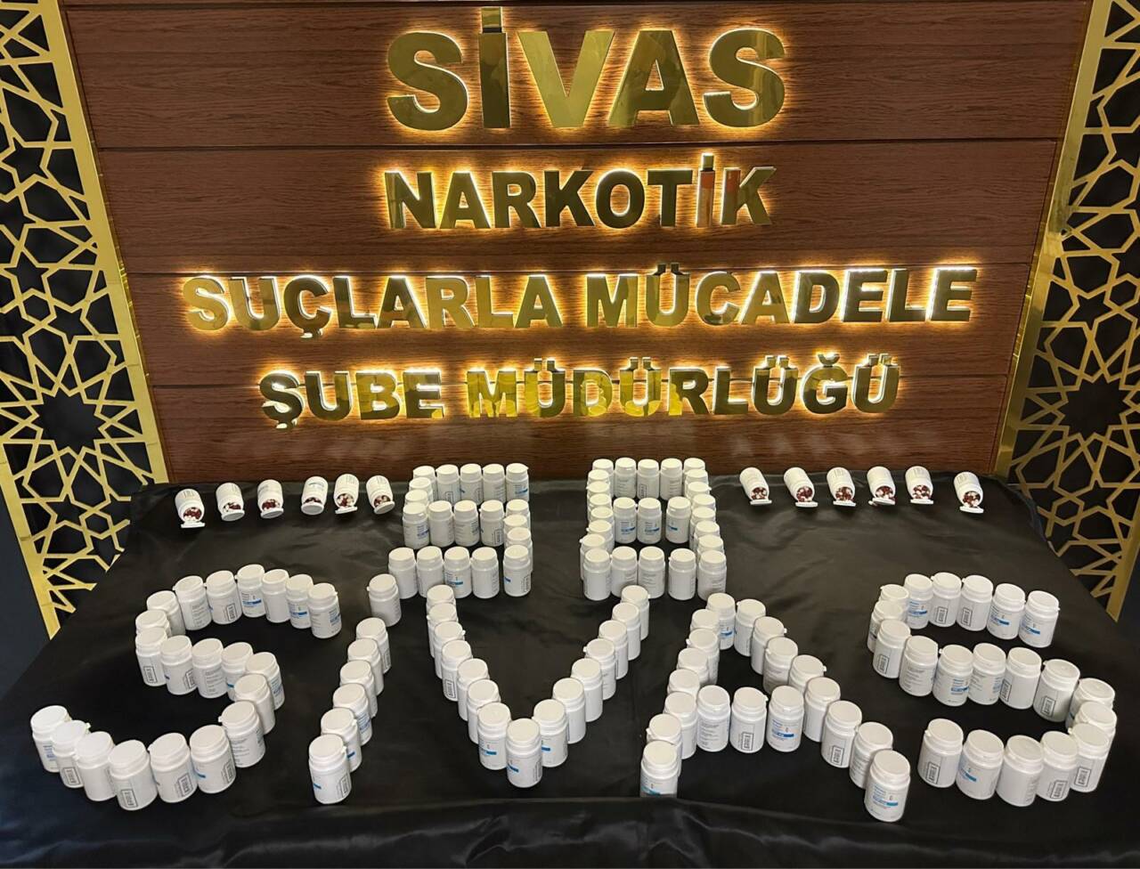 Sivas'ta Narkotik Suçlarla Mücadele Şube Müdürlüğü ekipleri tarafından 8 bin