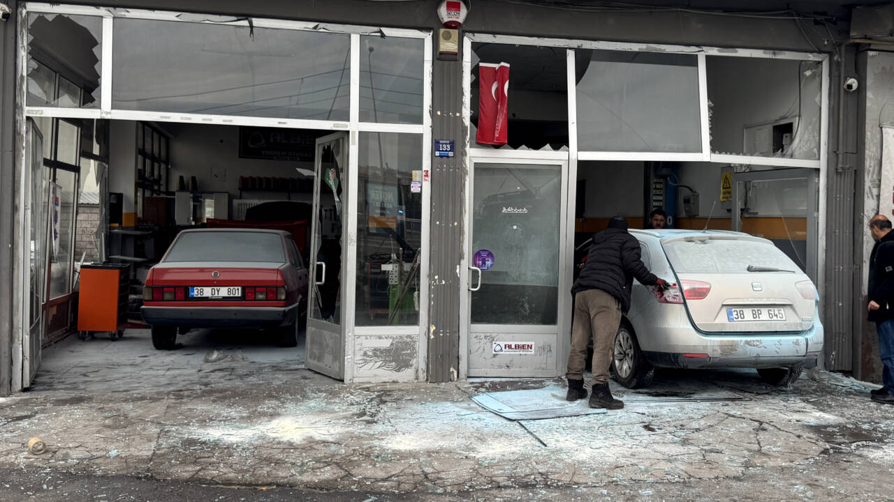 Kayseri'de meydana gelen olayda  bir oto tamirhanesinde otomobilin LPG tankı