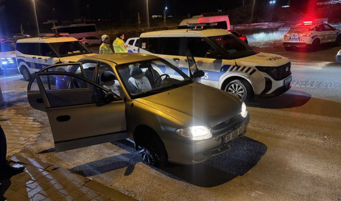 Kayseri'de uygulama yapan polis memuruna çarptı. Olay yerinden çarptıktan sonra
