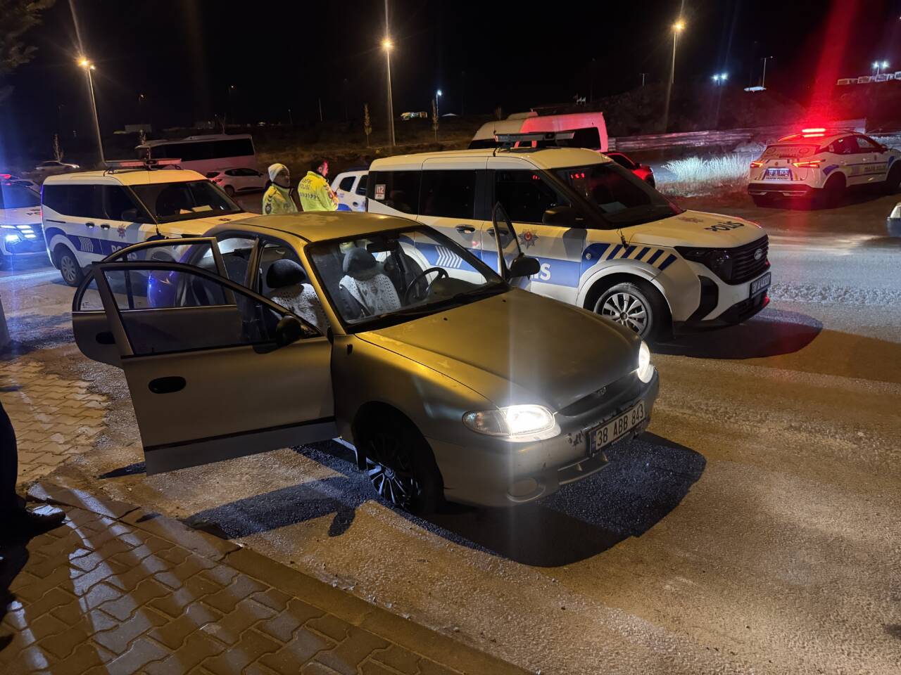 Kayseri'de uygulama yapan polis memuruna çarptı. Olay yerinden çarptıktan sonra