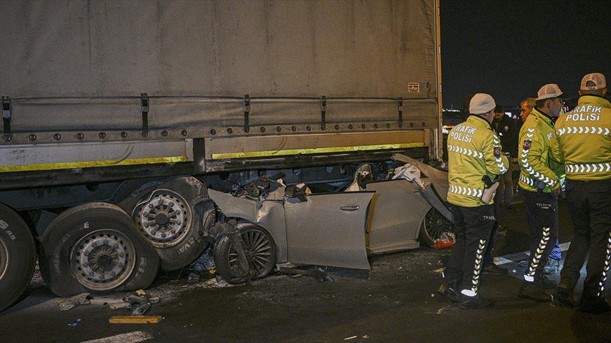 Ankara’da yaşana olayda otomobil tıra arkadan çarptı. Kaza sonucunda 2