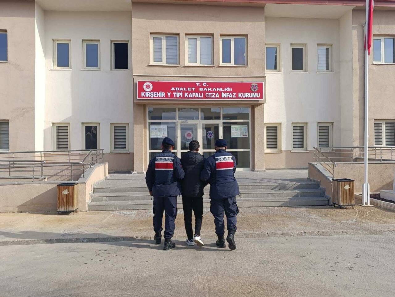 Kırşehir'de İl Jandarma Komutanlığı haklarında kesinleşmiş hapis cezası bulunan 2