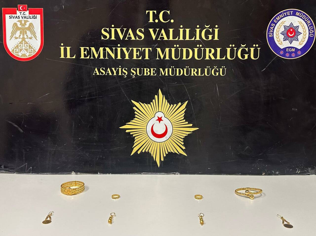 Sivas'ta evlilik vaadiyle mağdurları dolandırdılar.  1 milyon lira dolandırdıkları iddiasıyla