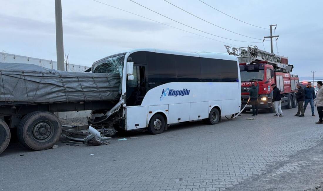 Kayseri'nin İncesu ilçesinde yaşanan olayda servis midibüsünün tıra arkadan çarpması