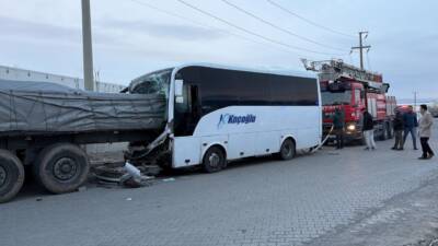 Kayseri'nin İncesu ilçesinde yaşanan olayda servis midibüsünün tıra arkadan çarpması