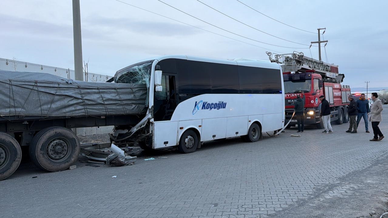 Kayseri'nin İncesu ilçesinde yaşanan olayda servis midibüsünün tıra arkadan çarpması