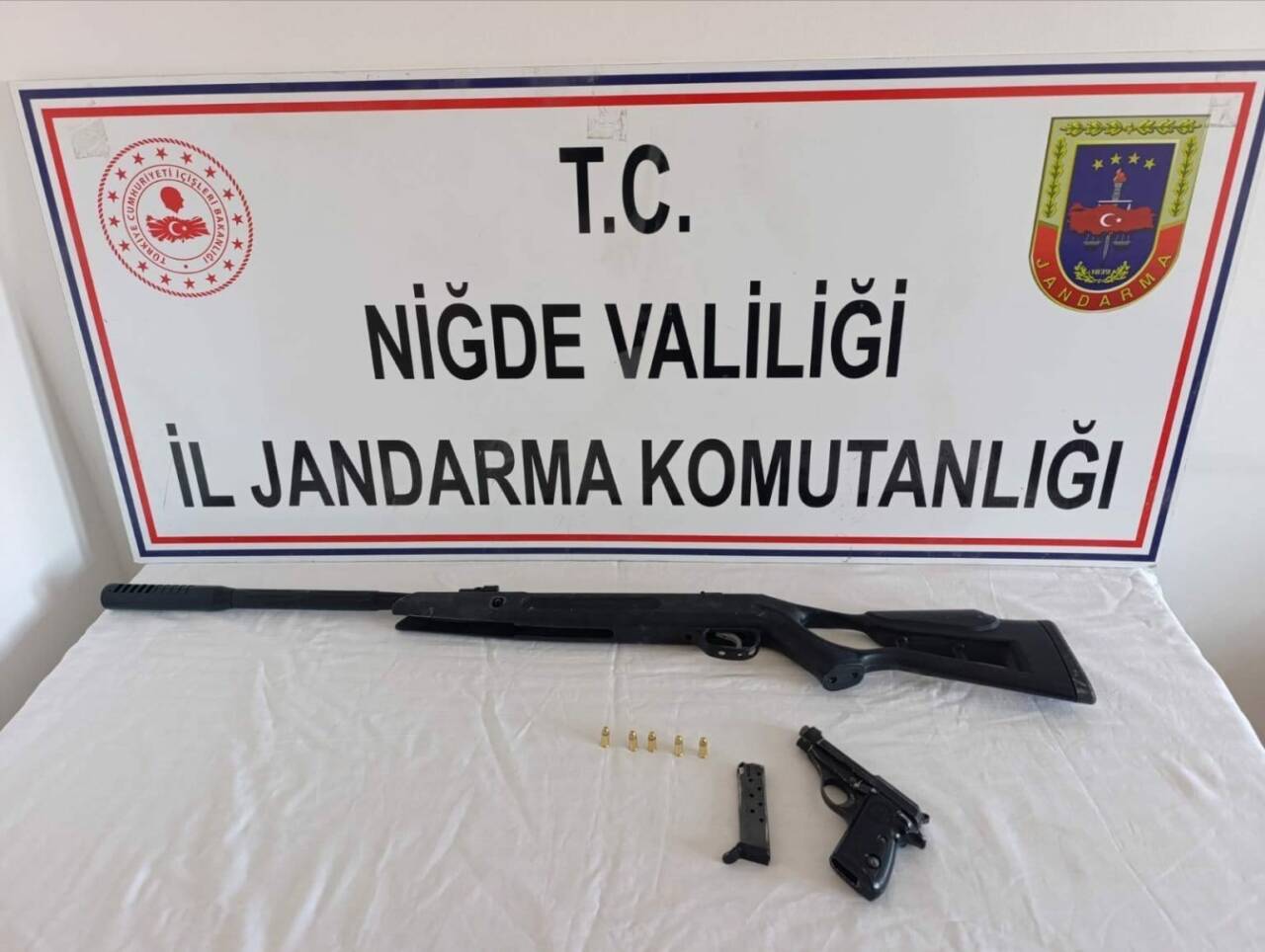 Niğde'de İl Jandarma Komutanlığı tarafından düzenlenen ruhsatsız silah operasyonunda 3