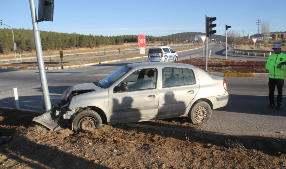 Konya’nın Beyşehir ilçesinde yaşanan olayda otomobil trafik ışığı direğine çarptı.