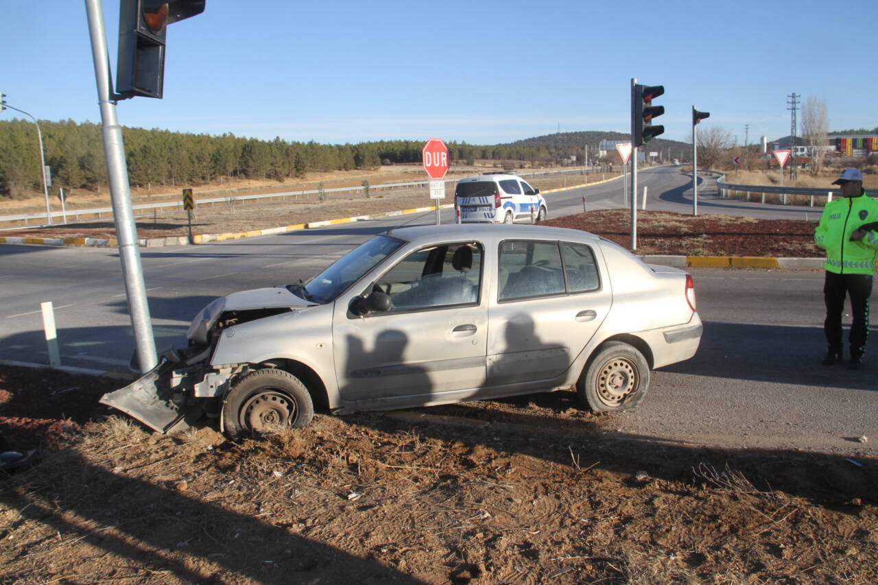Konya’nın Beyşehir ilçesinde yaşanan olayda otomobil trafik ışığı direğine çarptı.