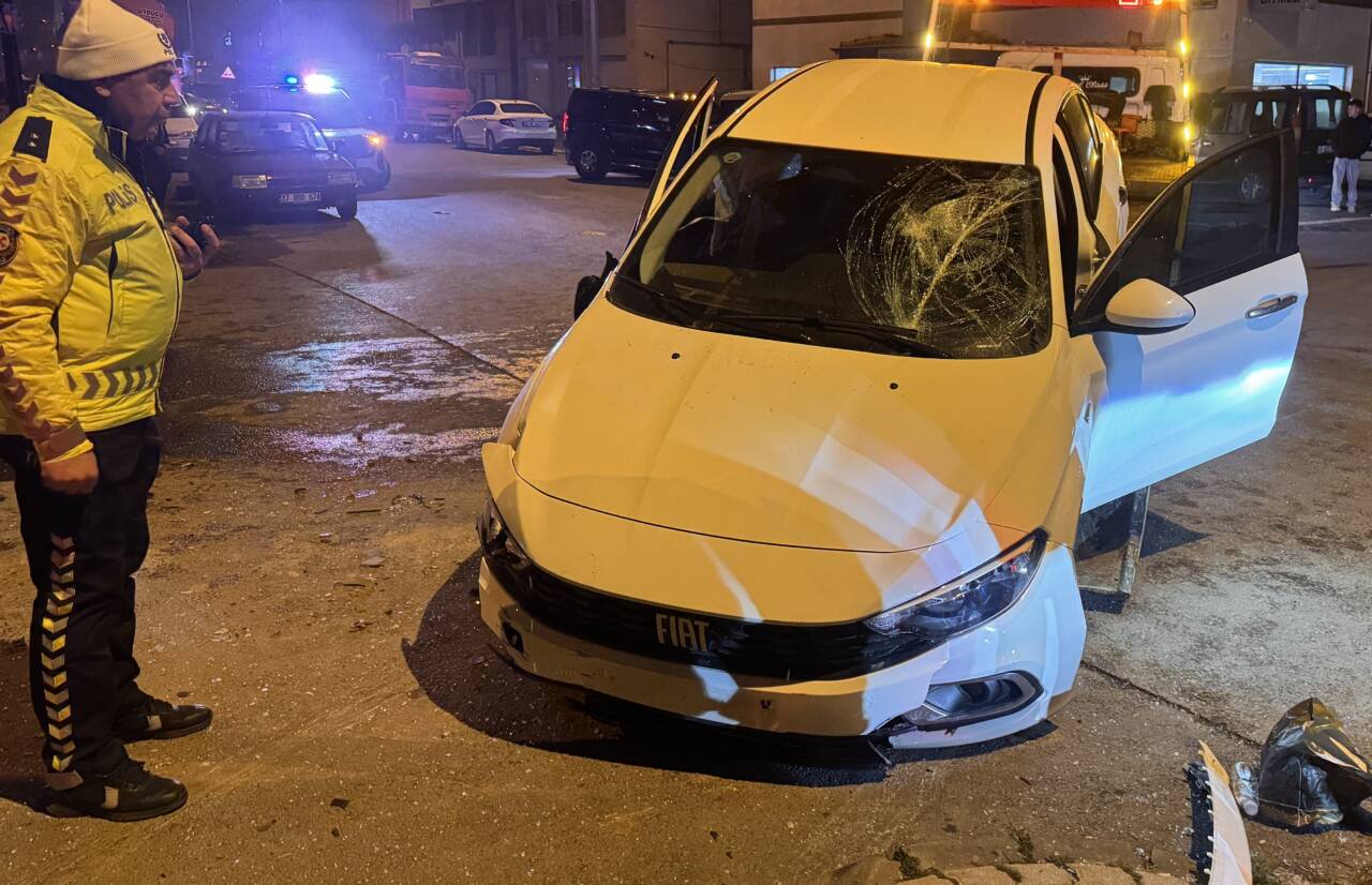 Kayseri'nin Melikgazi ilçesinde yaşanan olayda 2 otomobilin karıştığı kazada 2'si