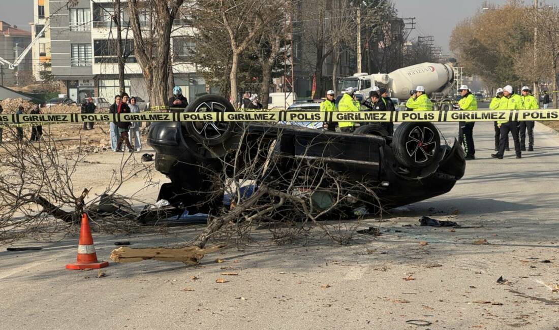 Konya'nın merkez Karatay ilçesinde yaşanan olayda otomobil devrildi. Devrilme sonucunda