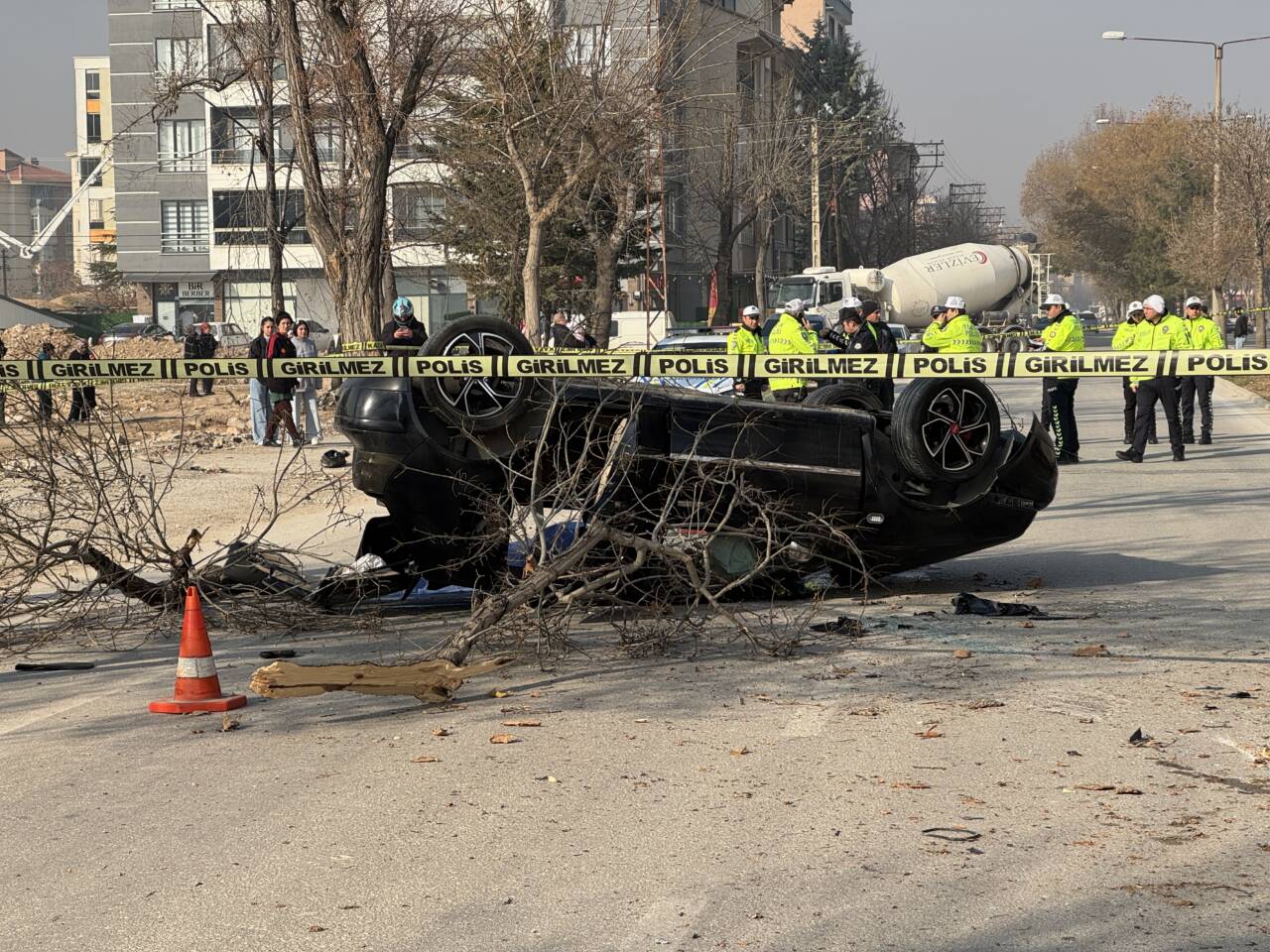 Konya'nın merkez Karatay ilçesinde yaşanan olayda otomobil devrildi. Devrilme sonucunda