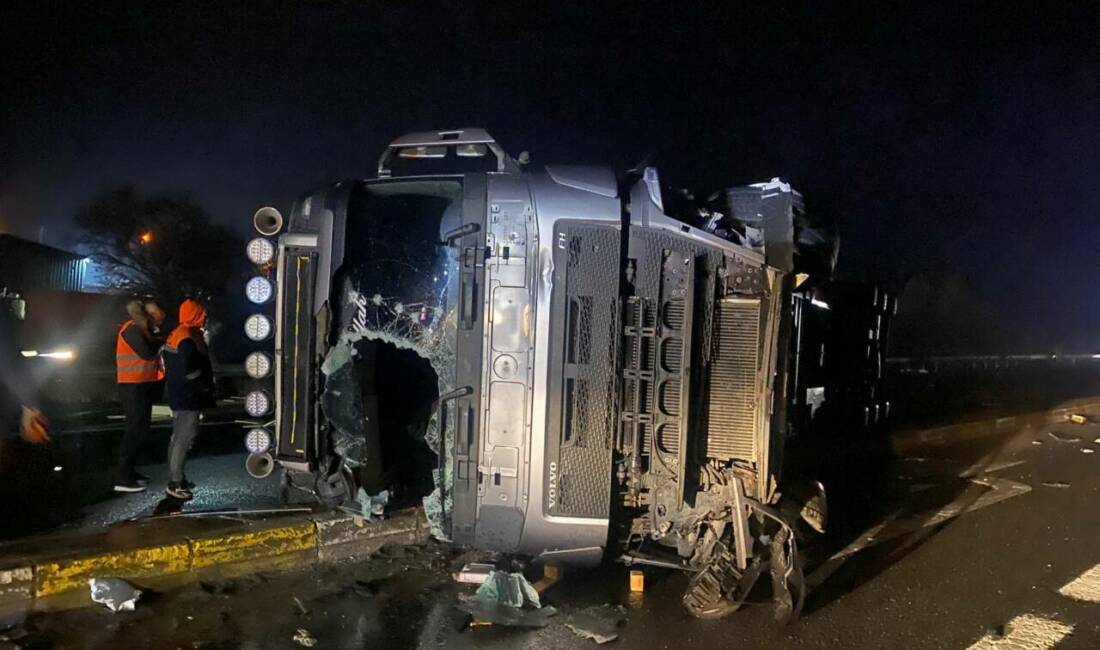 Konya'nın Kulu ilçesinde yaşanan olayda otomobile çarpan tırın devrilmesi sonucu