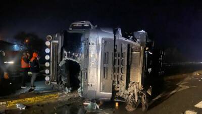 Konya'nın Kulu ilçesinde yaşanan olayda otomobile çarpan tırın devrilmesi sonucu
