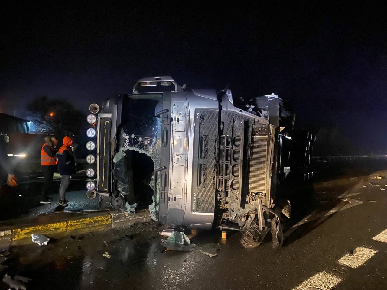 Konya'nın Kulu ilçesinde yaşanan olayda otomobile çarpan tırın devrilmesi sonucu