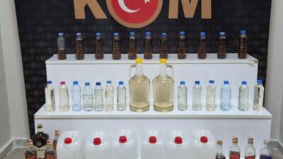 Kırşehir'de İl Emniyet Müdürlüğü ekipleri tarafından düzenlenen kaçak alkol operasyonunda