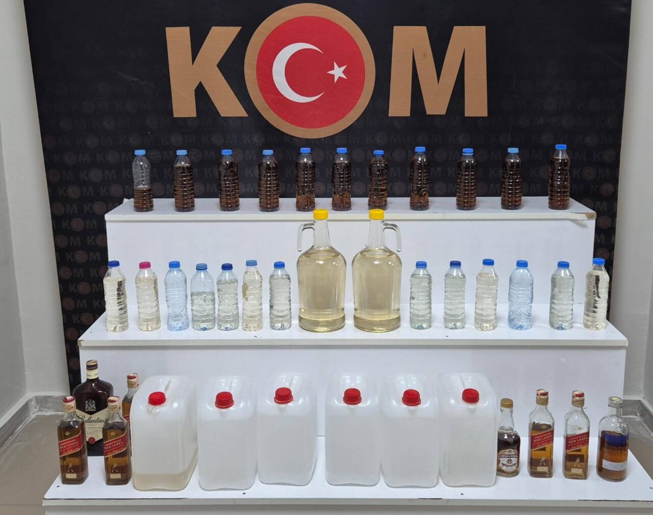 Kırşehir'de İl Emniyet Müdürlüğü ekipleri tarafından düzenlenen kaçak alkol operasyonunda