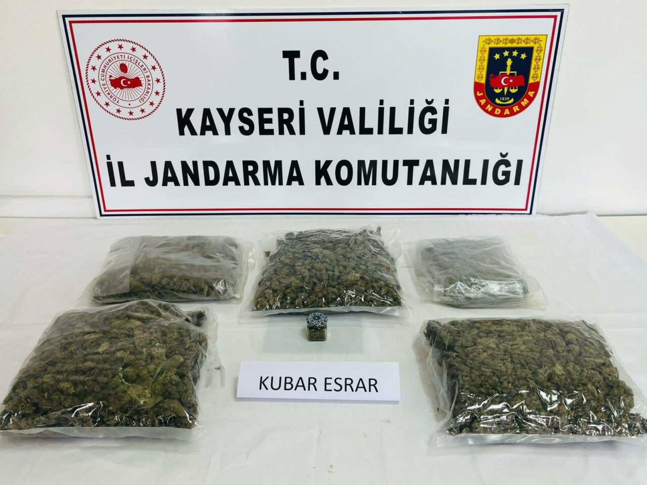 Kayseri'de , İl Jandarma Komutanlığı  tarafından düzenlenen operasyonda 4 kilo