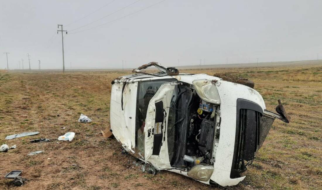 Konya'nın Yunak ilçesinde yaşanan olayda hafif ticari araç şarampole devrildi.